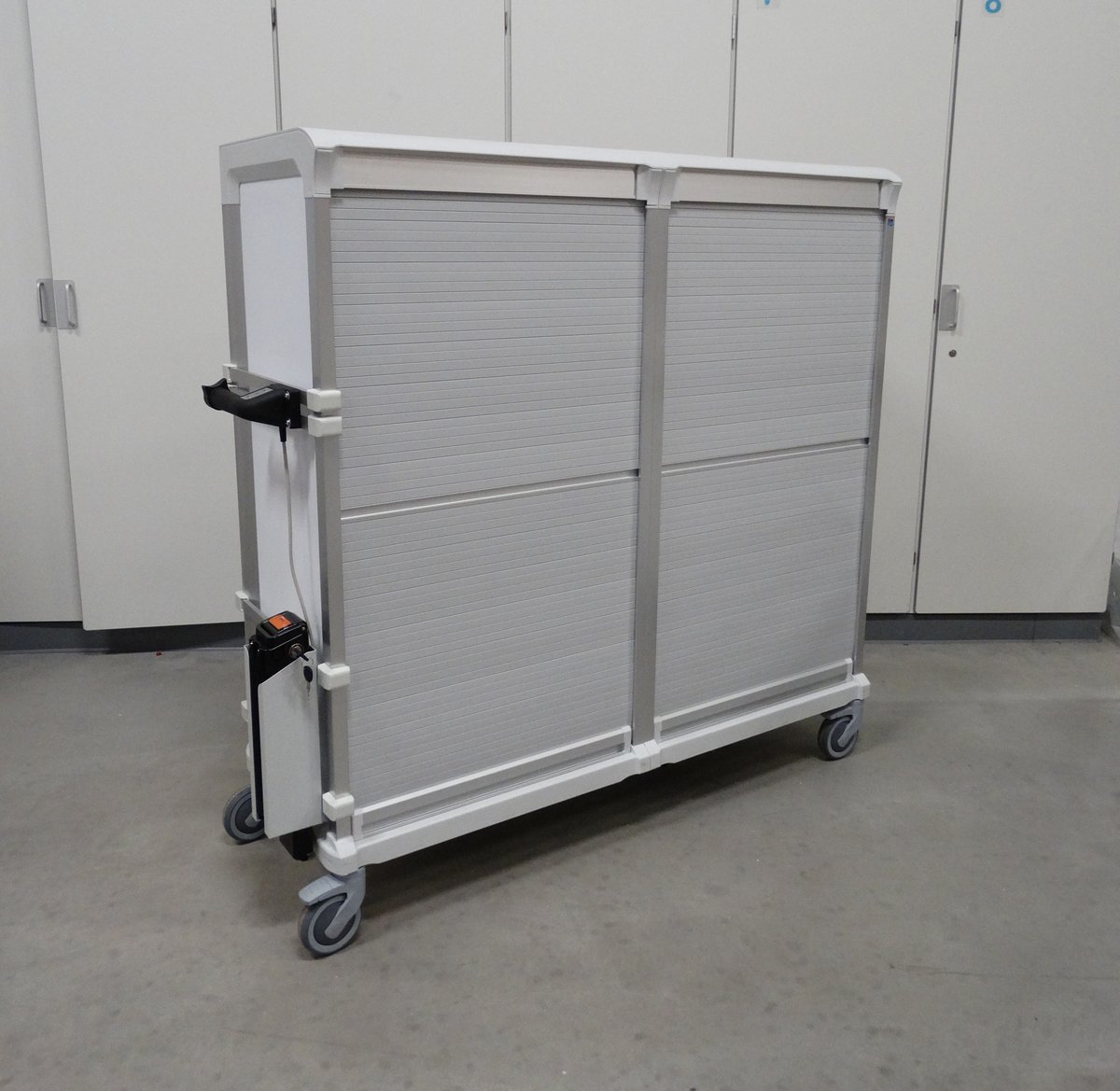 allmodul's tweet photo. Vijf aluminium #transportwagens voorzien van elektronische aandrijving voor het eenvoudig besturen van de wagens. #ergonomie #logistiek #ziekenhuis #zorg  5⃣ ⚡️💪 https://t.co/sDVeSxspBU
