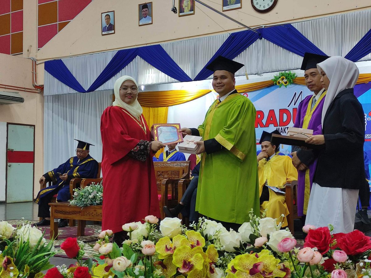 dailamidaniel's tweet photo. Hari ini saya merasmikan Majlis Graduasi MRSM Besut kali ke-18.

Semoga #MRSMBesut terus melahirkan generasi holistik yang seimbang sejajar dengan aspirasi pendidikan MARA.

Tahniah kepada para graduan, semoga terus cemerlang, semoga berjaya dalam SPM. https://t.co/eZrECYG2Ay