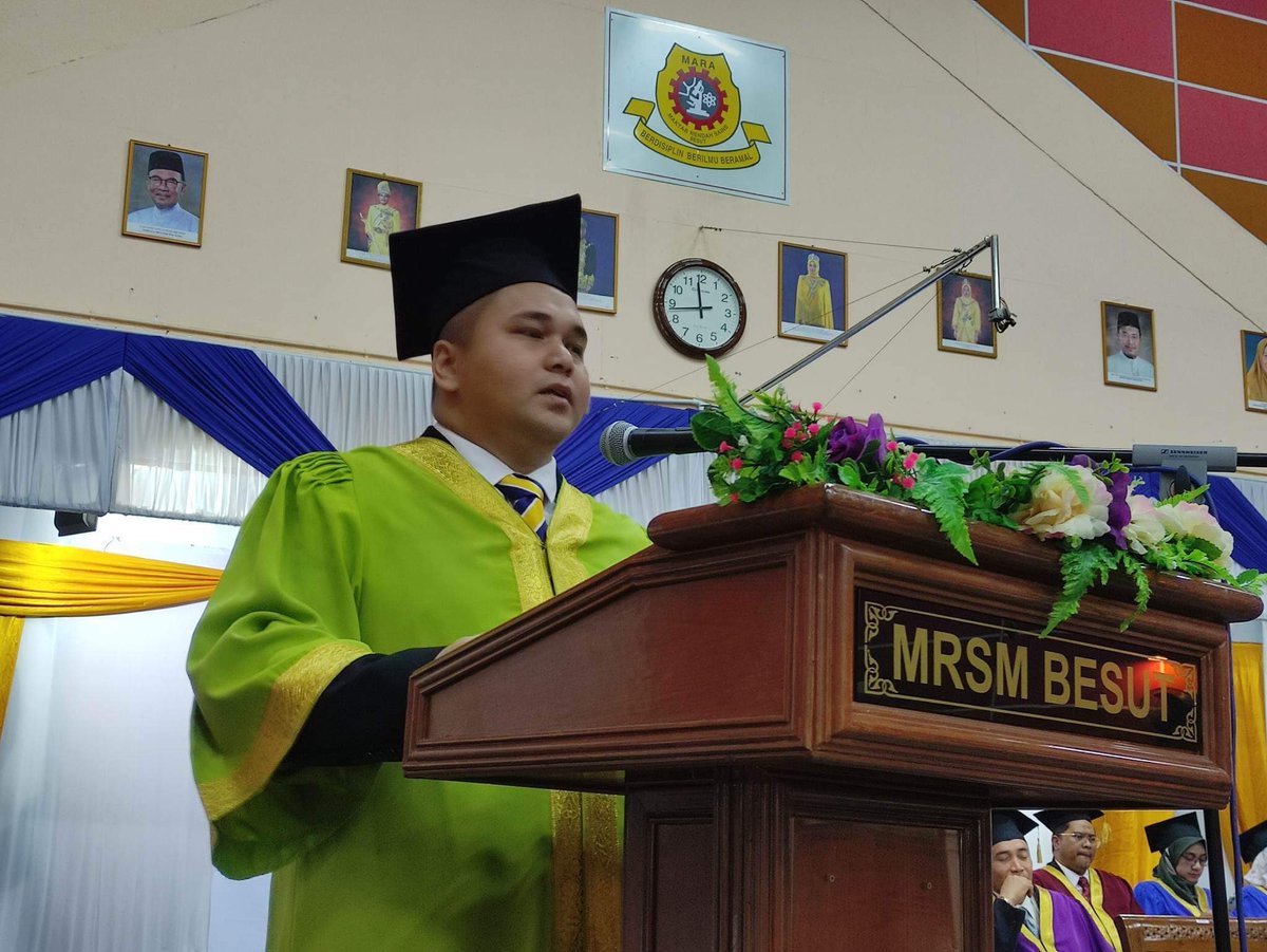 dailamidaniel's tweet photo. Hari ini saya merasmikan Majlis Graduasi MRSM Besut kali ke-18.

Semoga #MRSMBesut terus melahirkan generasi holistik yang seimbang sejajar dengan aspirasi pendidikan MARA.

Tahniah kepada para graduan, semoga terus cemerlang, semoga berjaya dalam SPM. https://t.co/eZrECYG2Ay