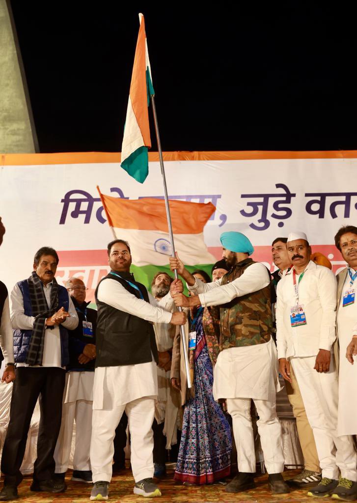bharatjodo's tweet photo. चल रही है, चलती रहेगी,
भारत को एक करने की यह यात्रा,
‘भारत जोड़ो यात्रा’

आज #BharatJodoYatra के दौरान,
पंजाब कांग्रेस अध्यक्ष अमरिंदर सिंह राजा वडिंग जी, जम्मू कश्मीर कांग्रेस अध्यक्ष विकार रसूल वानी जी को तिरंगा सौंपते हुए।

#BharatJodoYatraInJK https://t.co/SHNB715WBl