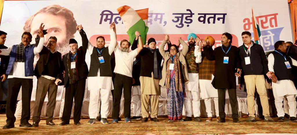 bharatjodo's tweet photo. चल रही है, चलती रहेगी,
भारत को एक करने की यह यात्रा,
‘भारत जोड़ो यात्रा’

आज #BharatJodoYatra के दौरान,
पंजाब कांग्रेस अध्यक्ष अमरिंदर सिंह राजा वडिंग जी, जम्मू कश्मीर कांग्रेस अध्यक्ष विकार रसूल वानी जी को तिरंगा सौंपते हुए।

#BharatJodoYatraInJK https://t.co/SHNB715WBl
