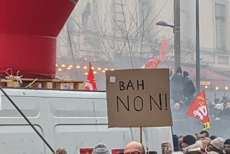 Bubble_Nebula's tweet photo. Plus personne n'en a rien à battre des pancartes https://t.co/EsFPYmru8s