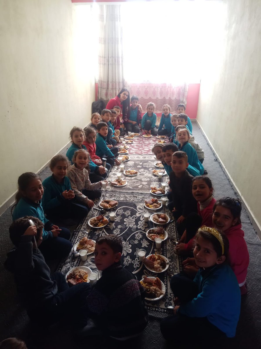 ANTAKYA BOHŞİN İLKOKULU (@antakyabohsin) on Twitter photo Köyde bizleri ağırlayan değerli velilerime teşekkür ediyoruz🥣🫕Gelecekteki öğrencilerim de şimdiden hazır 🙏🏻<a href="/hataymem/">Hatay İl Millî Eğitim Müdürlüğü</a> <a href="/ANTAKYAMEM/">ANTAKYA İLÇE MİLLİ EĞİTİM MÜDÜRLÜĞÜ</a> <a href="/AhmetTecimen/">Ahmet Tecimen</a> Köyde bizleri ağırlayan değerli velilerime teşekkür ediyoruz🥣🫕Gelecekteki öğrencilerim de şimdiden hazır 🙏🏻<a href="/hataymem/">Hatay İl Millî Eğitim Müdürlüğü</a> <a href="/ANTAKYAMEM/">ANTAKYA İLÇE MİLLİ EĞİTİM MÜDÜRLÜĞÜ</a> <a href="/AhmetTecimen/">Ahmet Tecimen</a>