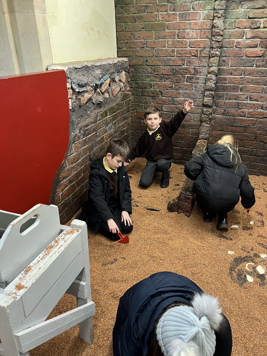 EastfieldPSHull's tweet photo. 4EO had an excellent day learning all about the Vikings in York at the Jorvik centre and Dig #epshistory #eps4EO βοΈπΉ https://t.co/o3ZXZKjJTr
