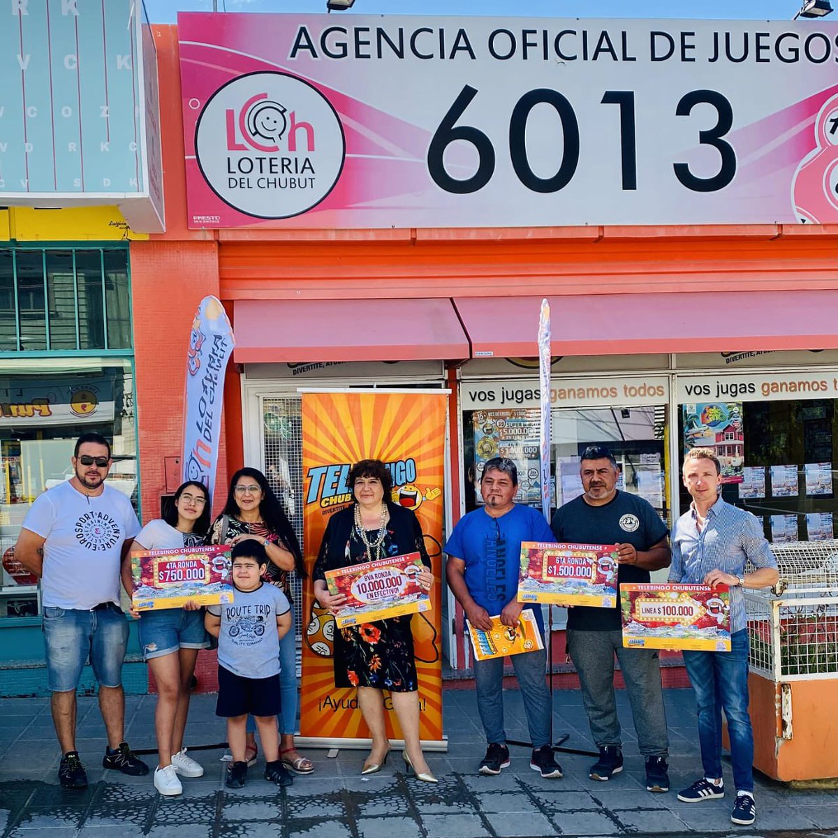 #Telebingo | Millonaria entrega de premios en la Agencia 6013 de Comodoro Rivadavia. Lotería pagó más de 12 millones de pesos a sus respectivos ganadores. "Muy satisfecho por el saldo positivo que dejó este sorteo extraordinario en el sur de la provincia", señaló el Gerente Zonal
