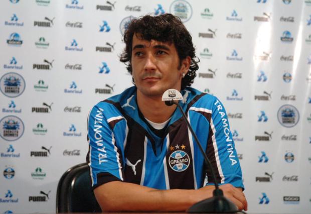 GremioEmNumeros's tweet photo. Há 13 anos, o @Gremio anunciava a contratação do Maestro Pifador Douglas (@10doga). Foram 57 jogos, 10 gols e um título do gaúchão na 1ª passagem pelo Tricolor (2010-2011). https://t.co/XbPSurlJKp