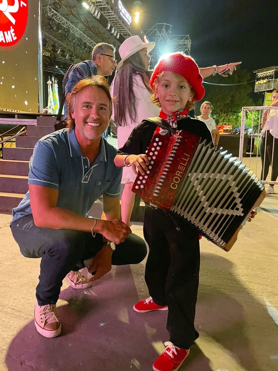 arielbaez's tweet photo. Anoche disfrutando de la 32° Fiesta Nacional del Chamamé, me encontré con Lauty Bazante, siendo tan pequeño ama nuestra música . El chamamé patrimonio inmaterial de la humanidad tiene futuro asegurado.
Tenemos chamamé para un mundo nuevo de la mano de tantas jóvenes promesas. https://t.co/gGBejwBlQW