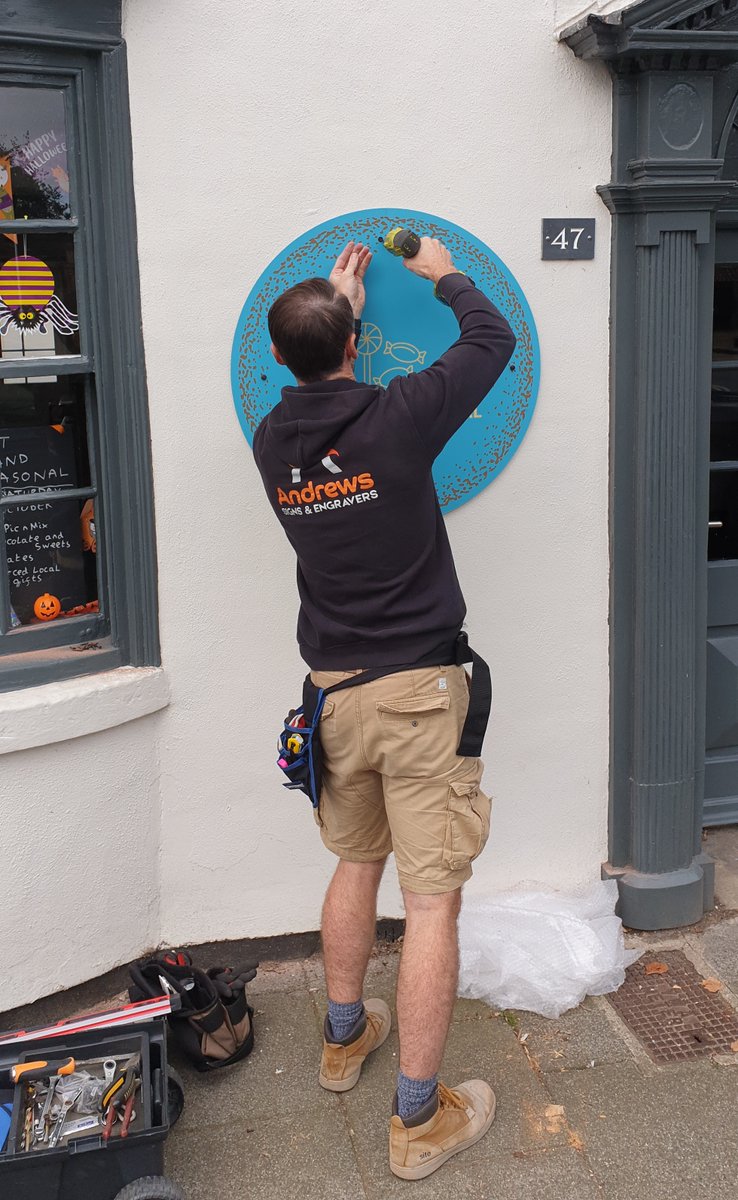 Andrewssigns's tweet image. Andrews Signs were delighted to recently work with Sweet and Seasonal for their shop front signage! They opted for a circular wall sign and hanging wall sign with their branding and we love the way it has transformed the front of their shop!

#wallsigns #shopsignage #hangingsign