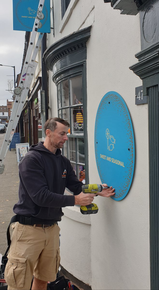 Andrewssigns's tweet image. Andrews Signs were delighted to recently work with Sweet and Seasonal for their shop front signage! They opted for a circular wall sign and hanging wall sign with their branding and we love the way it has transformed the front of their shop!

#wallsigns #shopsignage #hangingsign