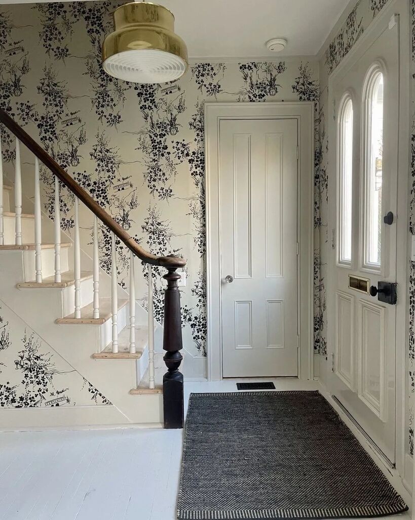 ThePatternColl's tweet photo. Today's #NotBoringNeutral is brought to you by @torigolubinteriordesign 🖤 I love bold colors, but never underestimate the power of neutrals.
.
#thepatterncollective #patternisbetter #wallpapermadetheroom #interiordesign #designerwallpaper #designerfabric #interiorsideas #hom… https://t.co/59G9FM3WAp