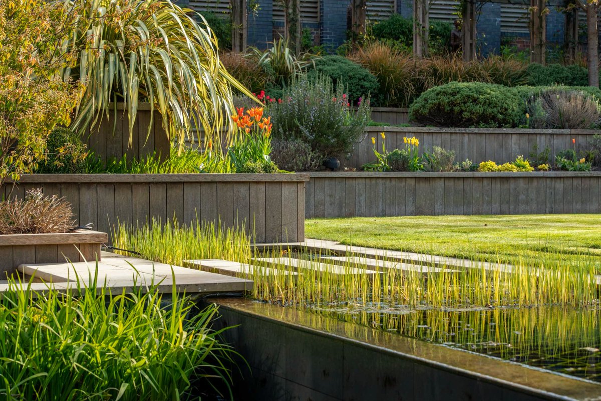 Wimbledon
This water route creates a tranquil and still environment while defining the landscape with its formal, narrow, crisp, clean edges.
