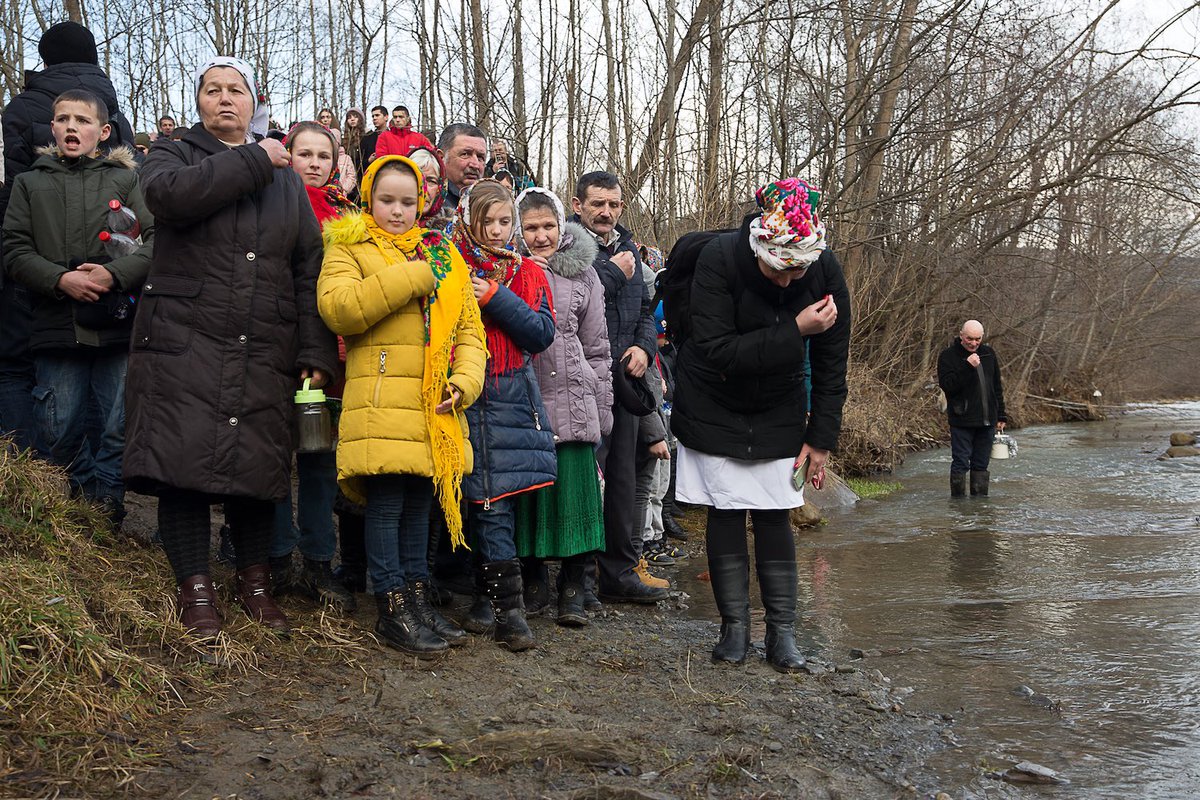 zuzanagogova's tweet photo. Epiphany day in the (Hutsul) Iľtsi village, Carpathian Mountains, Ukraine.
#epiphany #orthodox #ukraine #rizdvo #photography #image #viiacademy #viifoundation #reportagespotlight #symbolism #Gettyimages https://t.co/4Vejk4P4uZ