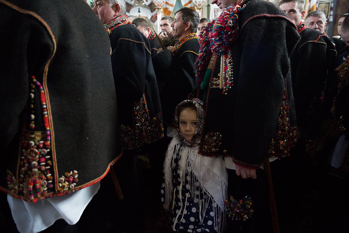 zuzanagogova's tweet photo. Epiphany day in the (Hutsul) Iľtsi village, Carpathian Mountains, Ukraine.
#epiphany #orthodox #ukraine #rizdvo #photography #image #viiacademy #viifoundation #reportagespotlight #symbolism #Gettyimages https://t.co/4Vejk4P4uZ