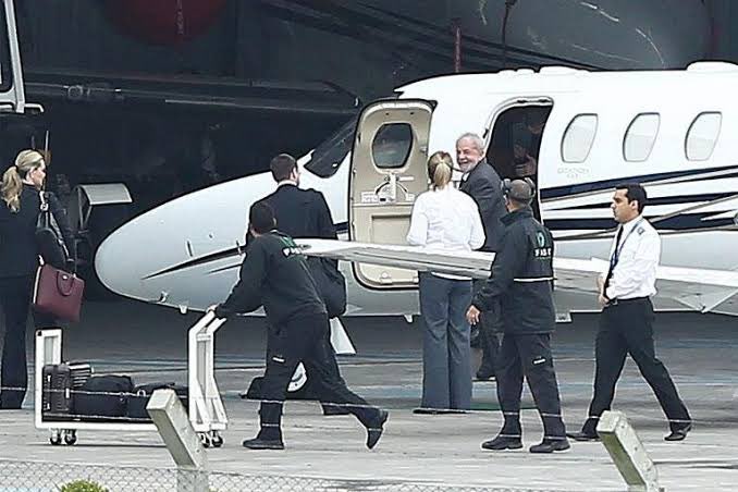 renatajbarreto's tweet photo. Empresário bão pro Lula é o que empresta jatinho pra ele viajar. Esse não é malvadão e nem explora a classe trabalhadora. 🧐 https://t.co/3EPGqNXjlj