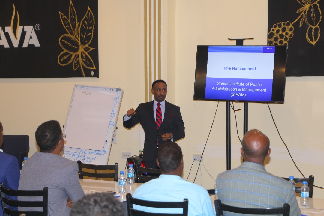 SIPAMinstitute's tweet photo. @AbdiMGutale delivered “Self-Management” (an alternative to time management) sessions to Qatar Charity Somali staff on an annual retreat. The focus was on the “value of time” and why some people succeed and others don’t, but all have 1440 minutes daily. @qcharityglobal https://t.co/HyzE8ukDTK