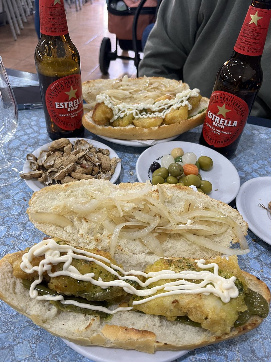 bogamarix's tweet photo. Pimento, bacalao, cebolla y mayo. #LosFaroles https://t.co/jjG5q5HM5v