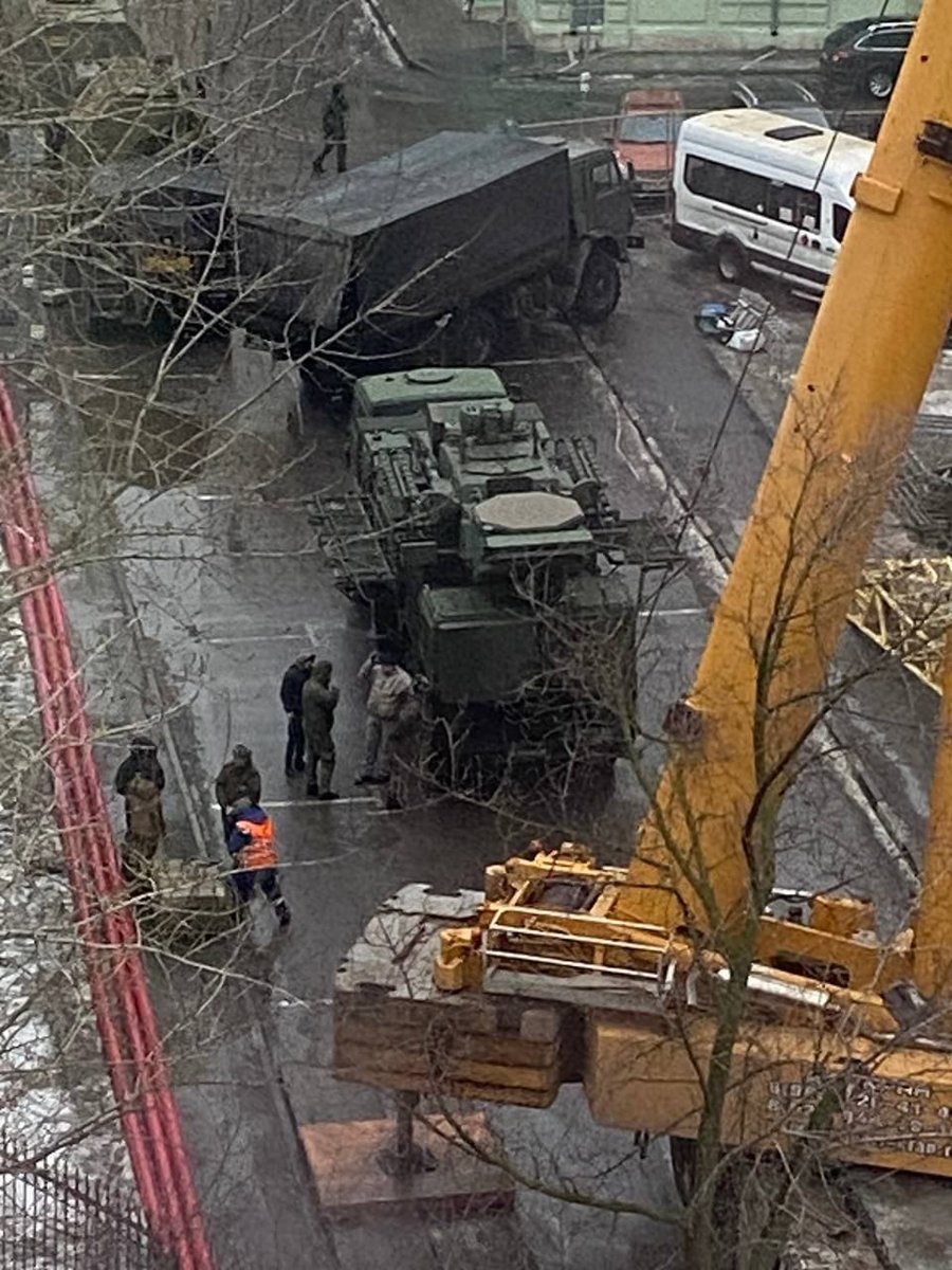 Cucmantrm's tweet photo. from «Kyiv for 3 days» to russia puts air defence system “Панцир-1»  on the top of the building in Moscow 😂 https://t.co/RAdTsHwj6z
