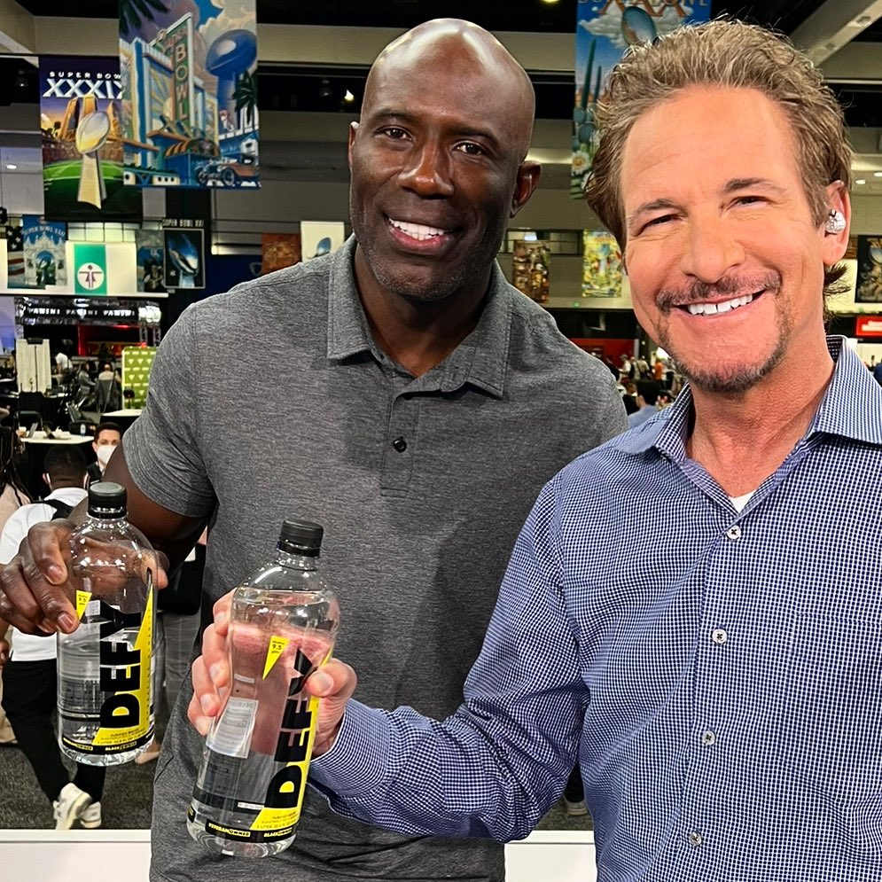 DEFY's tweet image. Legends drink DEFY. JIM ROME @jimrome x @Terrell_Davis defying Media Row at Super Bowl ‼️ 

Only 3 Sundays to Super Bowl ??#throwbackthursday #nfl