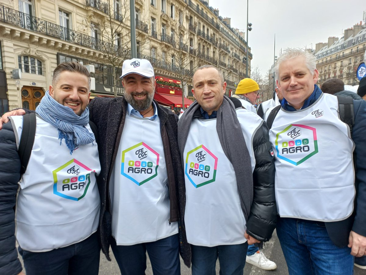 SNEC_CFE_CGC's tweet photo. Le SNEC @CFECGC aujourd'hui sur le pavé pour défendre les #retraites. #LencadrementCestNous https://t.co/Lv9GLRkGIW