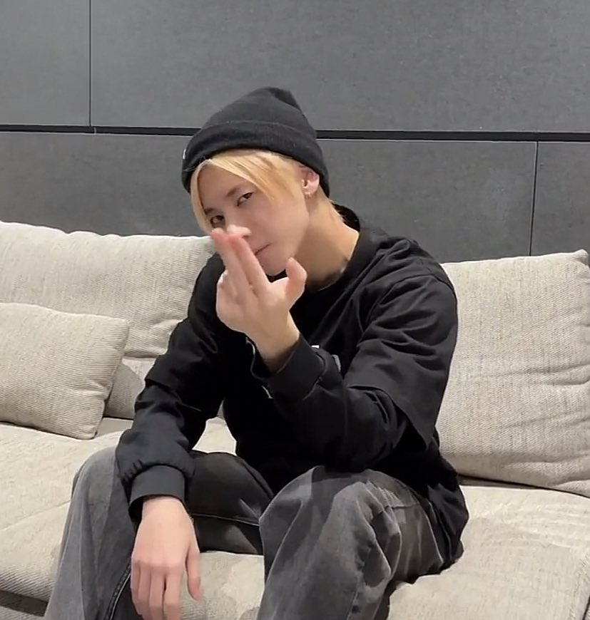 taehyun files tweet media