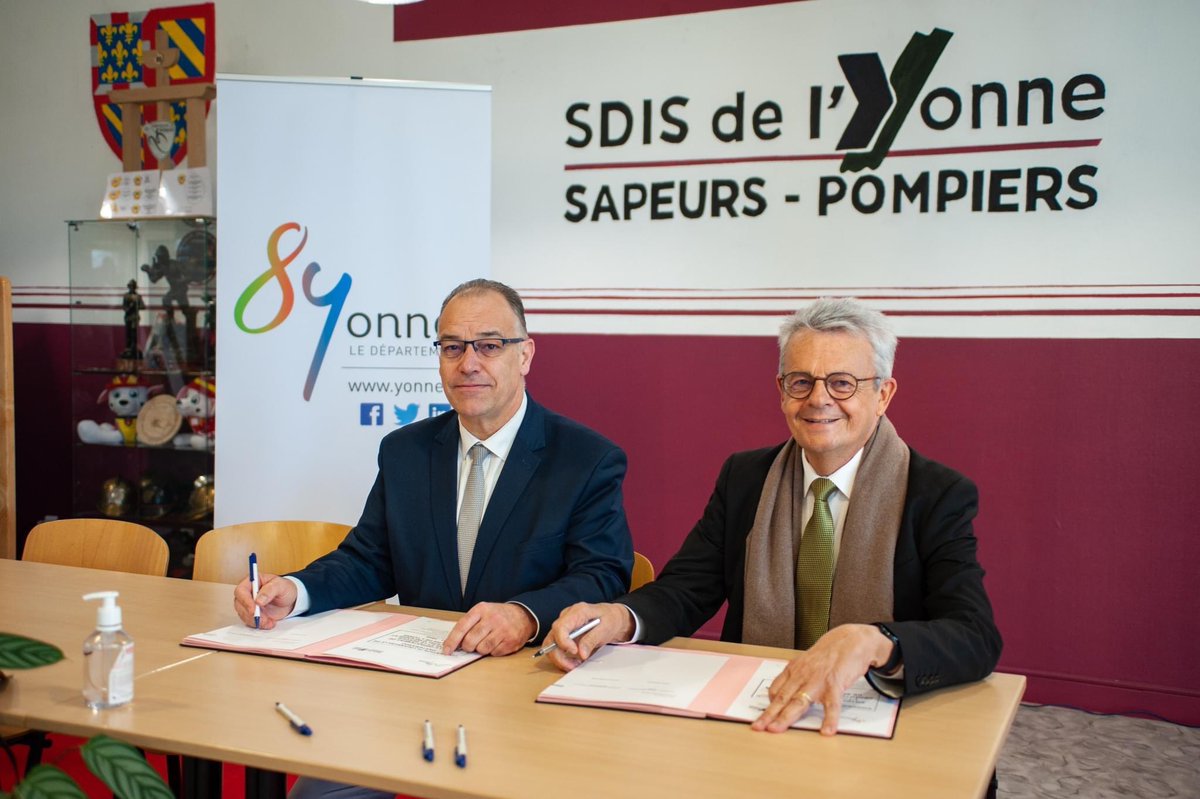 SDIS_89's tweet photo. ✨Cérémonie des #Vœux aux personnels de la direction, en présence du président du @Departement89, Patrick GENDRAUD, du #PCASDIS89, @BonnefondCh89 & du #DDSIS89, le Col @SBertau.
👏🏻 Mise à l'honneur des agents récemment partis à la retraite en 2022 & remise de #Médailles. https://t.co/9Wrgiqu5Sl