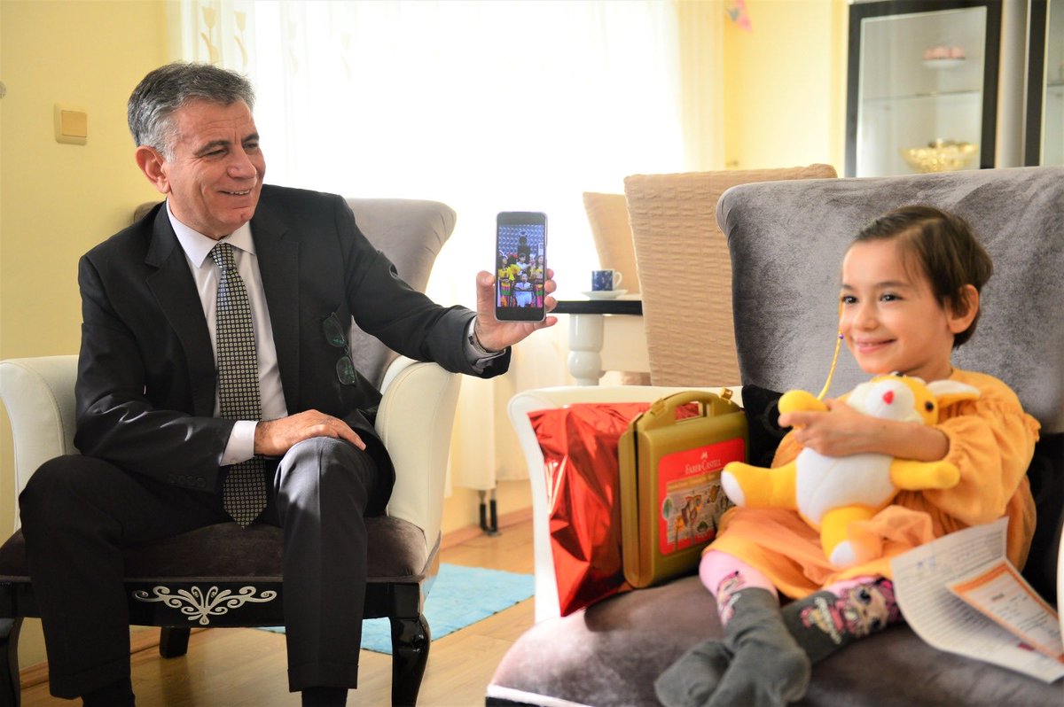 Evde eğitim hizmeti alan TOKİ Köprülü İlkokulu-Ortaokulu öğrencisi Zeynep Duru TOPLA’yı evinde ziyaret ederek, öğrencimize karnesini verdik. Zeynep’in neşesi ve öğrenme aşkı bizi kendisine hayran bıraktı. Sağlık ve başarı diliyorum.