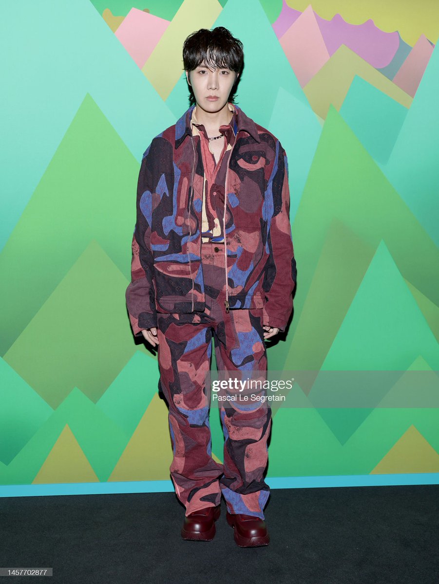 __candyclover's tweet photo. j-hope @BTS_twt ที่งาน PFW 2023 @LouisVuitton (Getty Images) (1) https://t.co/xHr2iLcYk2