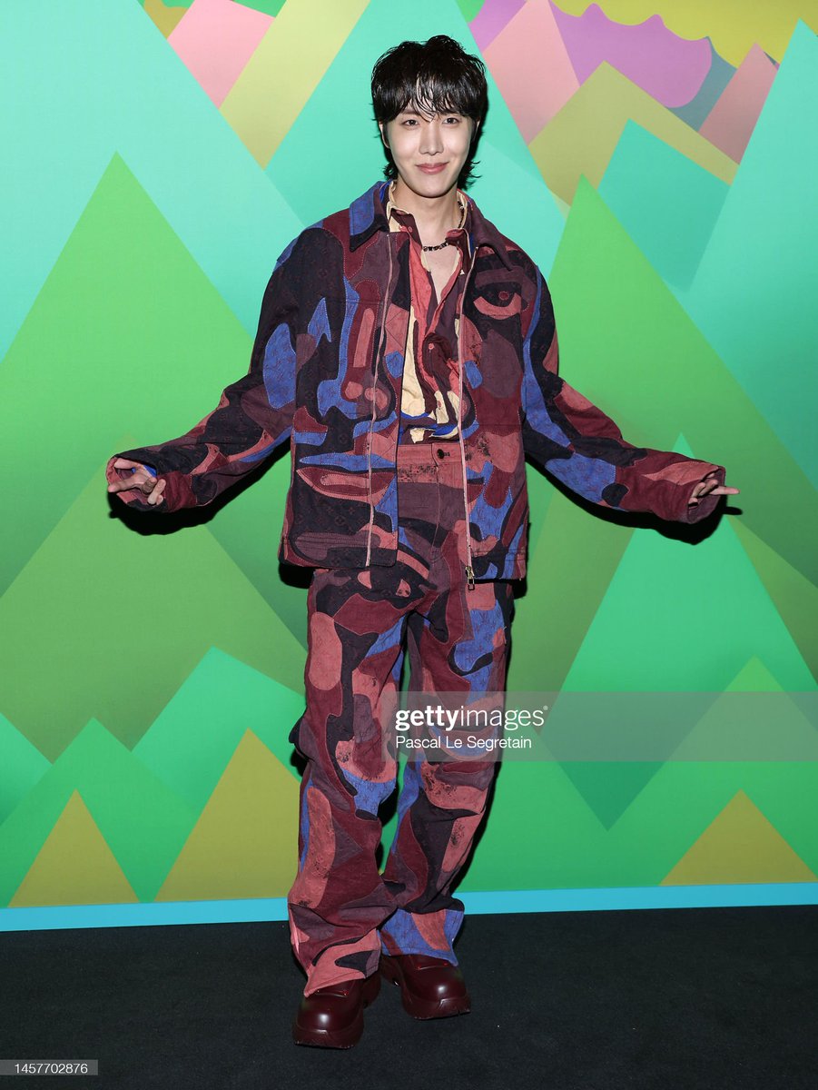 __candyclover's tweet photo. j-hope @BTS_twt ที่งาน PFW 2023 @LouisVuitton (Getty Images) (1) https://t.co/xHr2iLcYk2