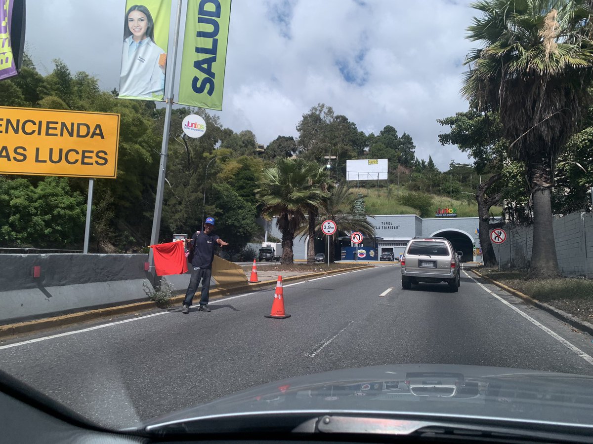 JONATHANARIAS's tweet photo. @FMCENTER  La cola a esta hora, para salir de La Trinidad, es porque estos señores , están lavando el túnel…  11:45 am https://t.co/dKdJyWbnPC