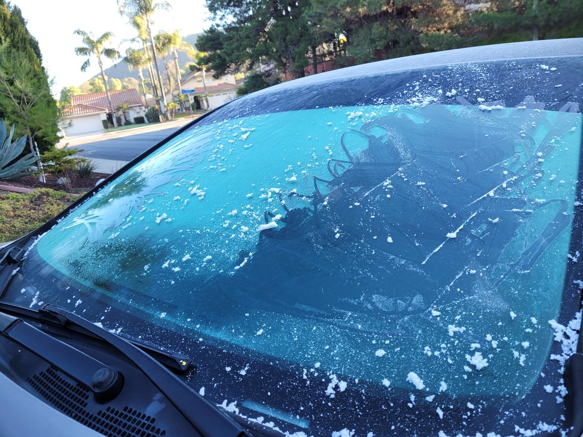 KimGuim's tweet photo. Another chilly morning of scraping ice. #Murrieta #CAwx #IEweather https://t.co/gz9i8SsZQT
