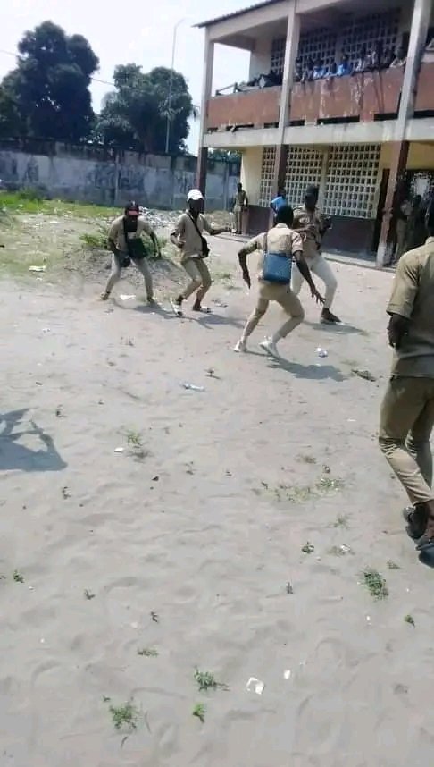 CONGONEWSLIVE1's tweet photo. Un élève du lycée général A.A. NETO situé dans l'arrondissement 6 Talangaï à Brazzaville a été tué à coups de couteau par un bébé noir, pour n'avoir pas disposé d'une pièce de 100FCFA demandée par ce dernier.
Le criminel a ensuite pris la fuite. https://t.co/SnHokZ8u2P