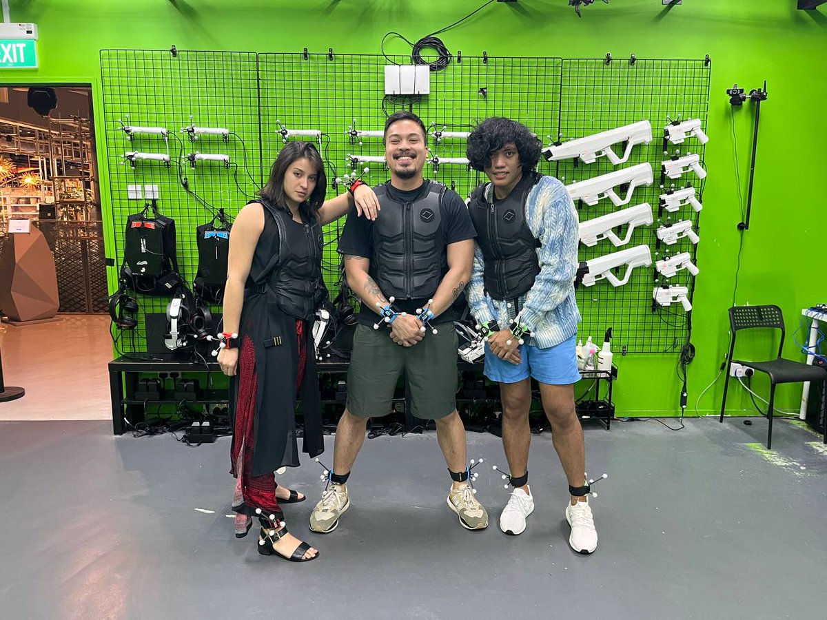 renzosaurus's tweet photo. pew pew zombies in vr. training to hunt zuckerberg in the metaverse https://t.co/pYLYeGoO87