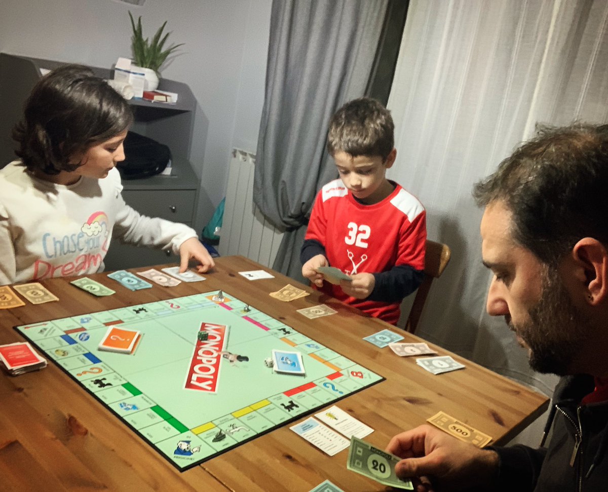 marcobigozzi's tweet photo. 💰💪🏻 Impegno, programmazione e forza di volontà! Poi però una stramaledetta ragazzina a 5 minuti dalla fine del gioco ti manda in bancarotta… 😒 #monopoli 
.
.
.
#giochidaragazzi #manondatutti #giochi #alicered https://t.co/SKTrPL3Fwm