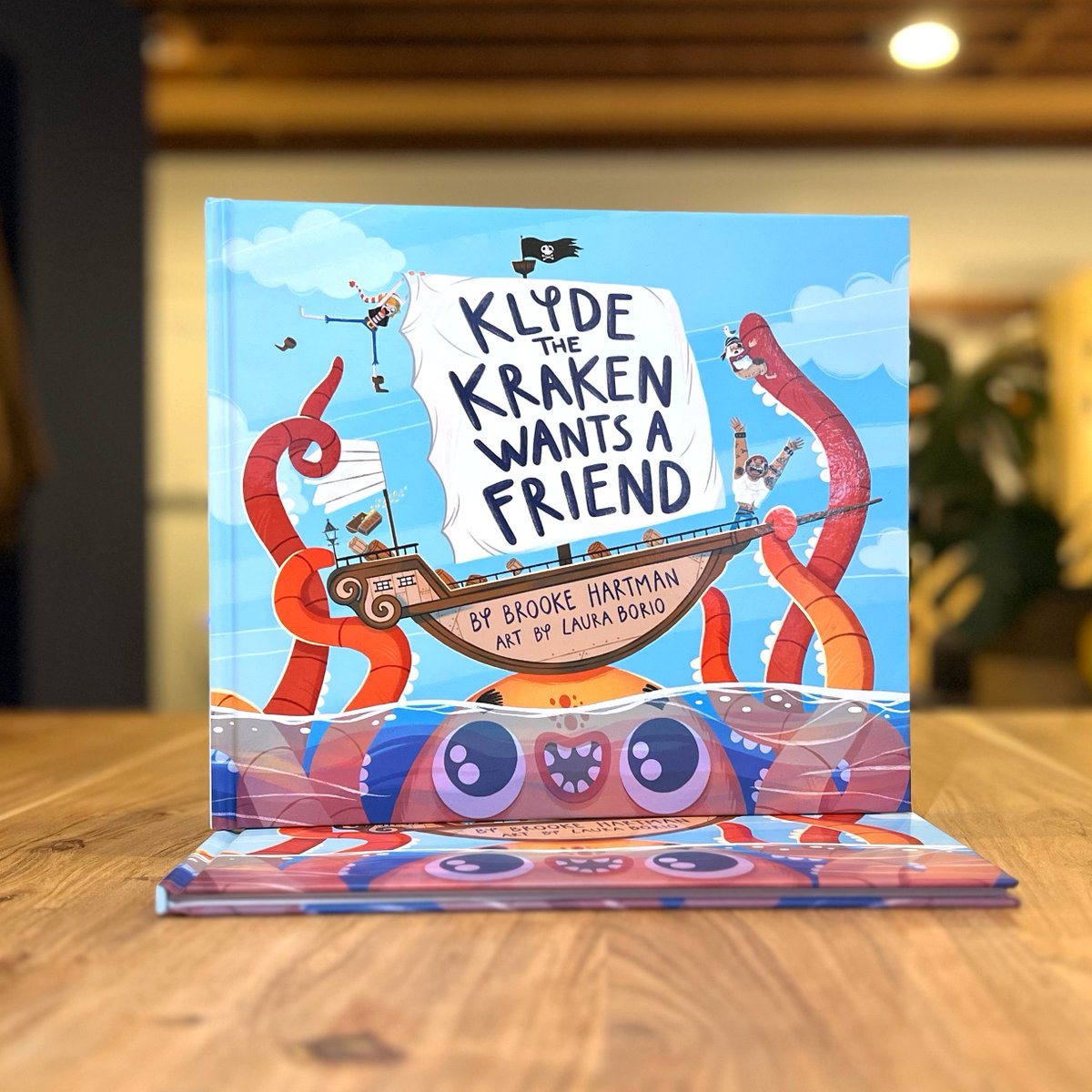 🤗 The ARCs of Klyde the Kraken Wants a Friend have proven one thing for sure: This is the most huggable picture book we’ve ever seen.
・・・
By <a href="/brookesbooksak/">Brooke Hartman, I write fun books for kids.</a>, illus. by <a href="/airinhtoday/">Airinhtoday</a> | Pre-order here: bit.ly/3GVCmPC