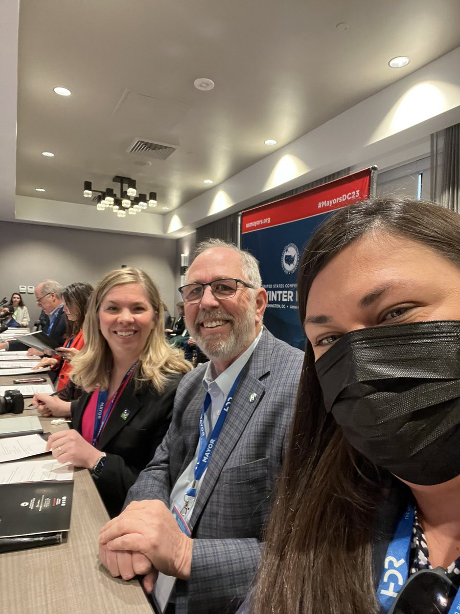 laceybeaty's tweet image. Oregon mayors @mayorlueb @SteveCallaway2 and I learning about Climate Mitigation and Resiliency. Lots of ideas to bring home. I saw steve texting other mayors at home information 🔥 #mayorsDC23