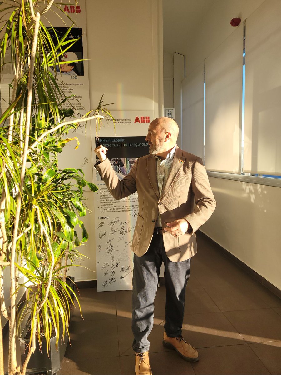 antoni_ruiz_'s tweet photo. Viajamos hoy hasta la factoría de @ABB_Spain en SQ - España, acompañando y guiando junto a @MOVEU_ES a un grupo de estudiantes de "Formación Profesional CFGM Electricidad" en movilidad Erasmus UE.
#Erasmustraining #moveu #ABB #AntoniRuiz #professionaltrainingdisseminator #energy https://t.co/rhzhPP3d6h