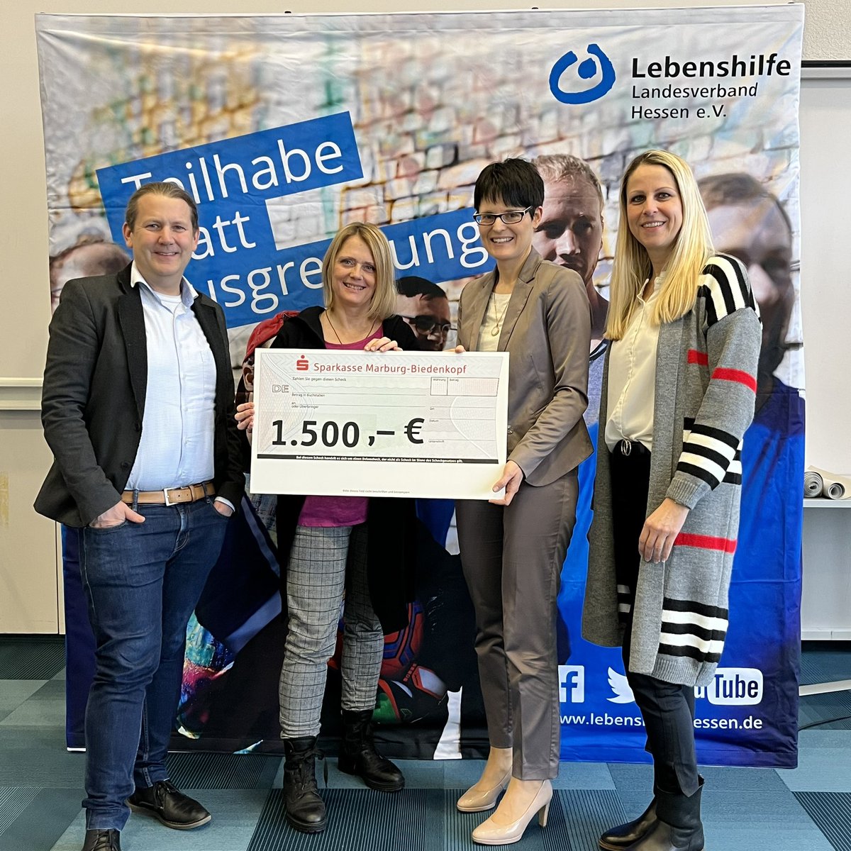 Vielen Dank! Wir freuen uns über eine Spende der Sparkasse Marburg für unser Projekt zur Qualifizierung von Moderator*innen für onlinebasierte Selbsthilfegruppen, mit wir die Selbsthilfe digitalisieren und eine Unterstützung für Angehörige bieten willen.