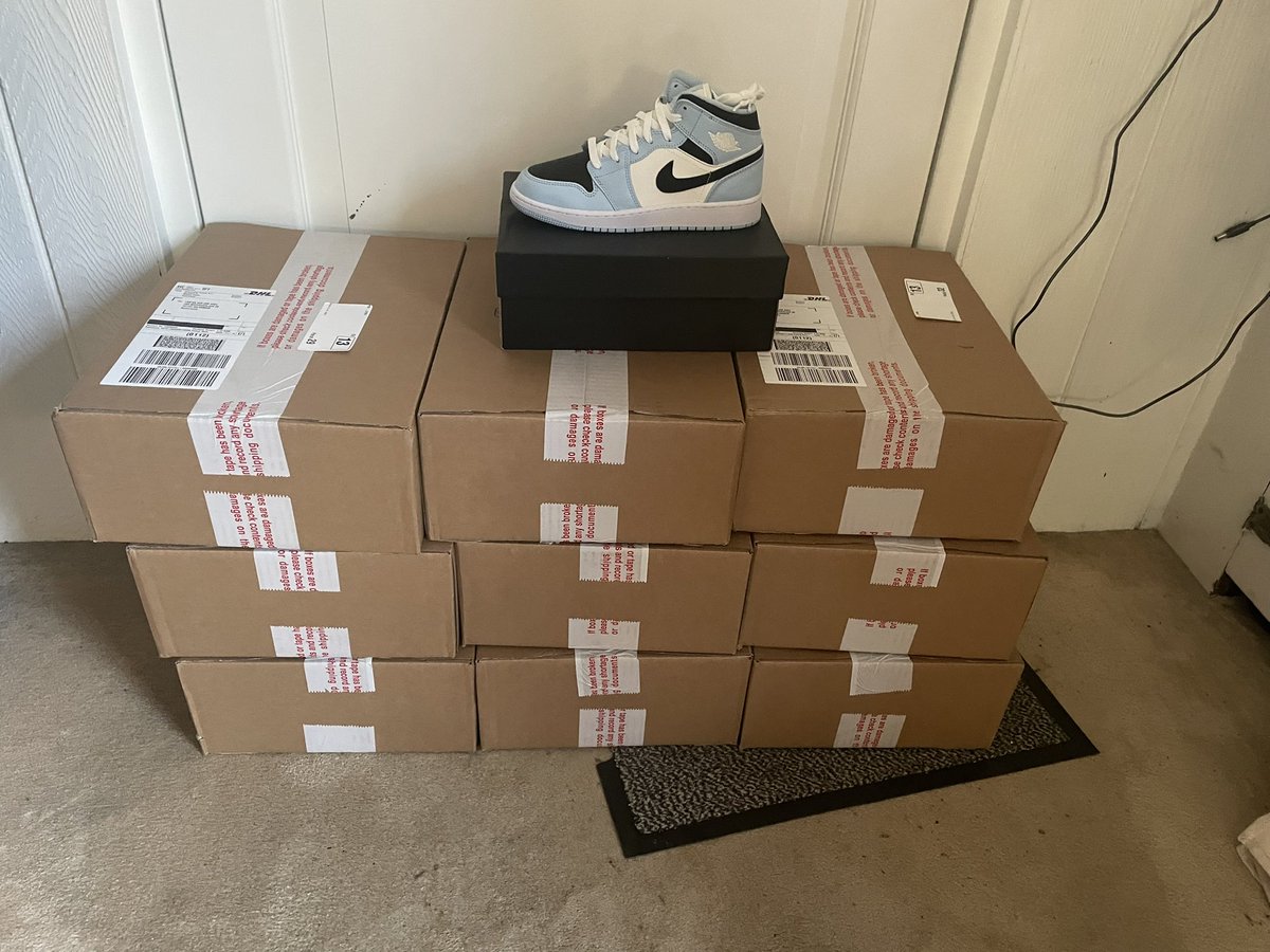 sneakerc tweet media