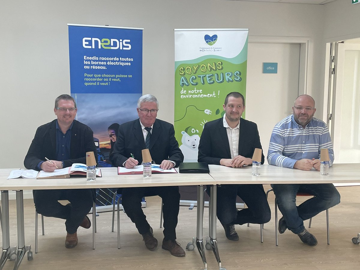 enedis_hdf's tweet photo. #EnDirect La communauté de communes #Desvres #Samer a signé le 1er #SDIRVE du @pasdecalais62. ➡️Un partenariat avec @enedis_npdc pr accompagner la #mobilité #électrique 🚙🔌, implanter 🔟 #bornes de recharge & promouvoir l’attractivité du #territoire. #TransitionEcologique #IRVE https://t.co/xxMHfPAVuJ