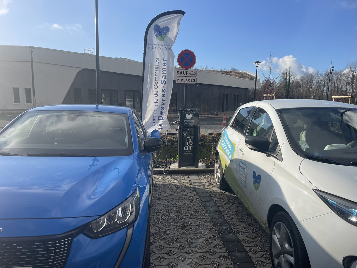 enedis_hdf's tweet photo. #EnDirect La communauté de communes #Desvres #Samer a signé le 1er #SDIRVE du @pasdecalais62. ➡️Un partenariat avec @enedis_npdc pr accompagner la #mobilité #électrique 🚙🔌, implanter 🔟 #bornes de recharge & promouvoir l’attractivité du #territoire. #TransitionEcologique #IRVE https://t.co/xxMHfPAVuJ