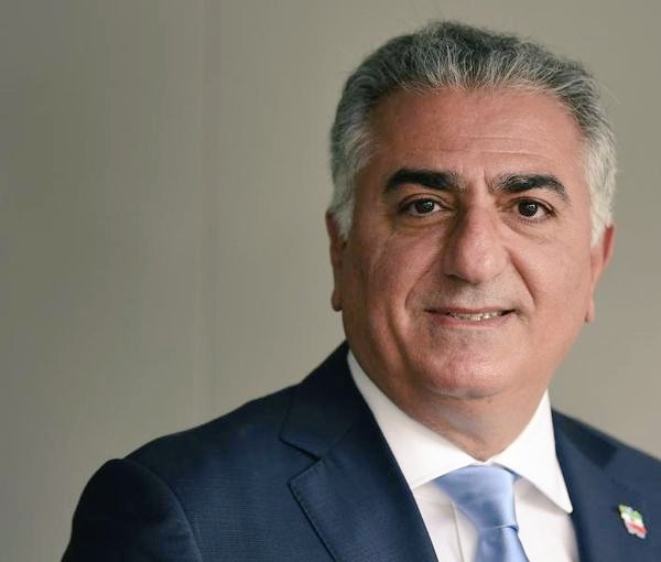 Rezhgou's tweet photo. از اینکه عرزشیا(چپی،مجاهد) هیچی برای خراب کردن این شخص جز عکسای خونوادگیش ندارن عمیقأ خوشحالم:))
#من_وكالت_ميدهم https://t.co/kPTwK1CjqZ