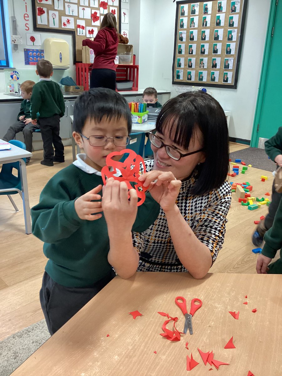 WillowtownPri's tweet image. Today we had a special visitor in today to talk about Chinese New Year🧧, we enjoyed making the paper flower window decorations #WPSR #WPSExpressiveArts