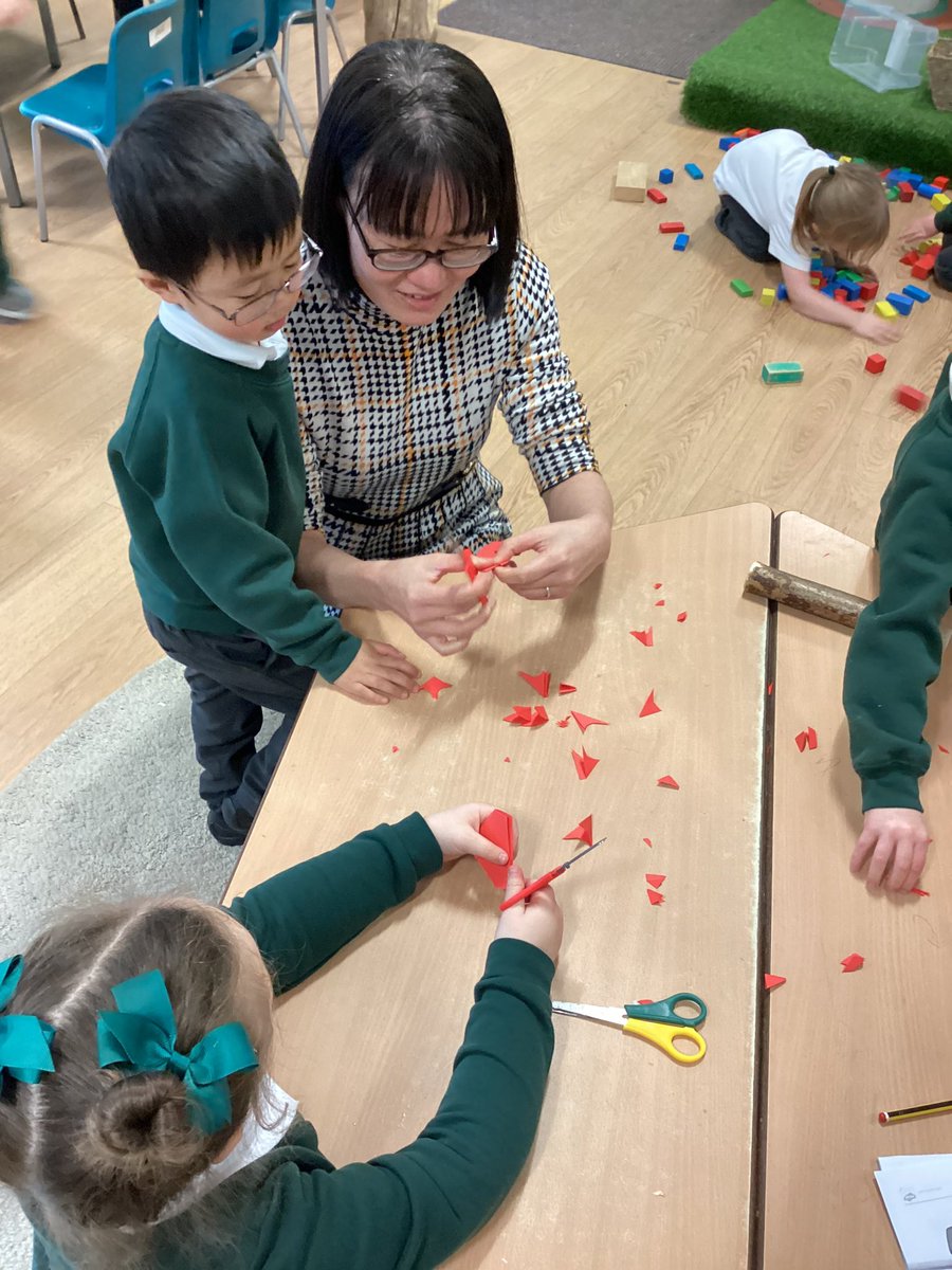 WillowtownPri's tweet image. Today we had a special visitor in today to talk about Chinese New Year🧧, we enjoyed making the paper flower window decorations #WPSR #WPSExpressiveArts
