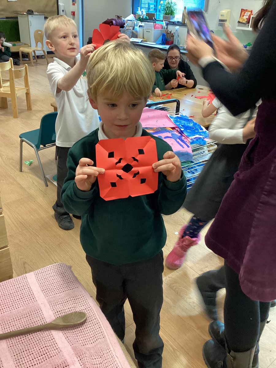WillowtownPri's tweet image. Today we had a special visitor in today to talk about Chinese New Year🧧, we enjoyed making the paper flower window decorations #WPSR #WPSExpressiveArts