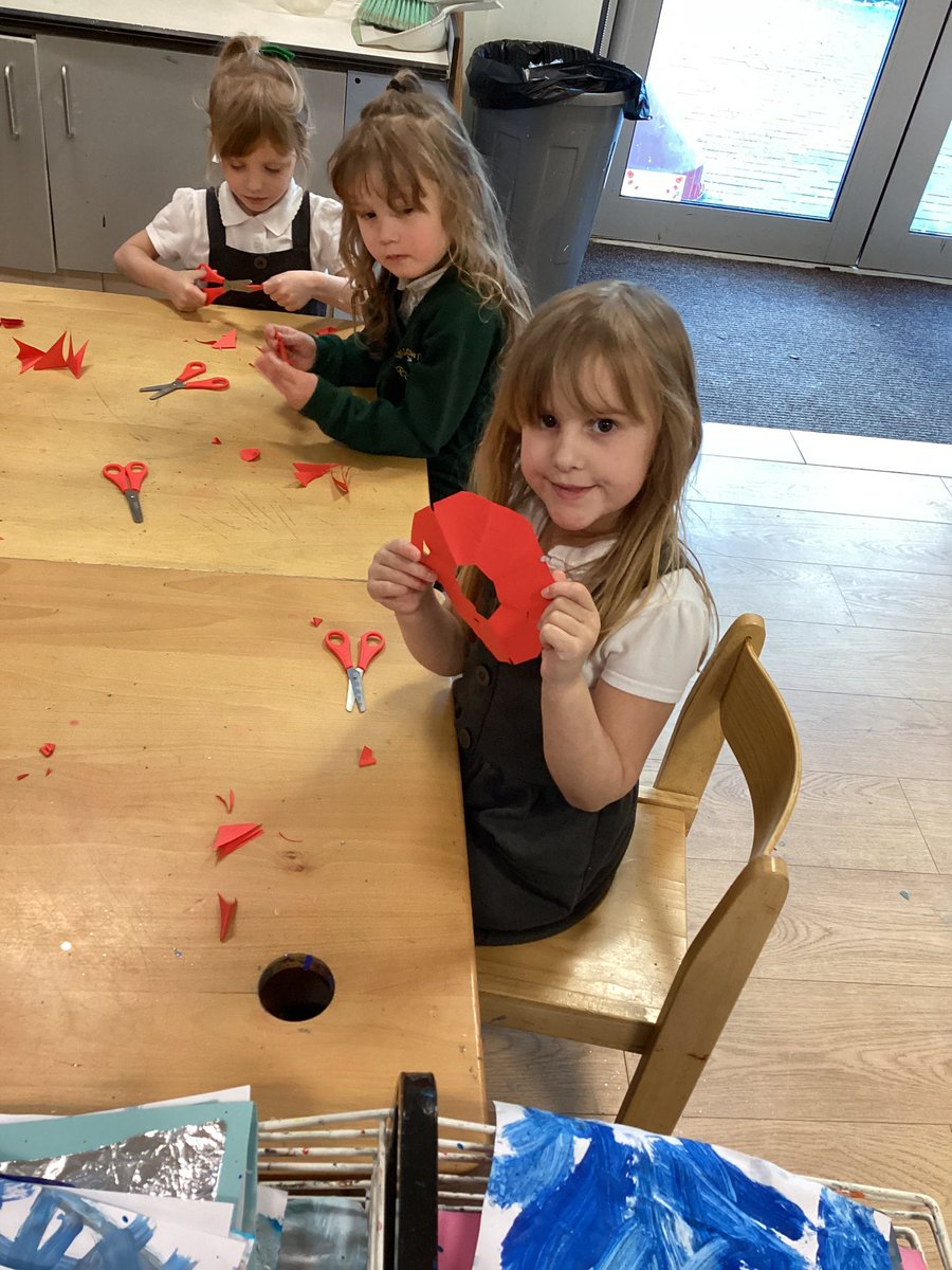 WillowtownPri's tweet image. Today we had a special visitor in today to talk about Chinese New Year🧧, we enjoyed making the paper flower window decorations #WPSR #WPSExpressiveArts