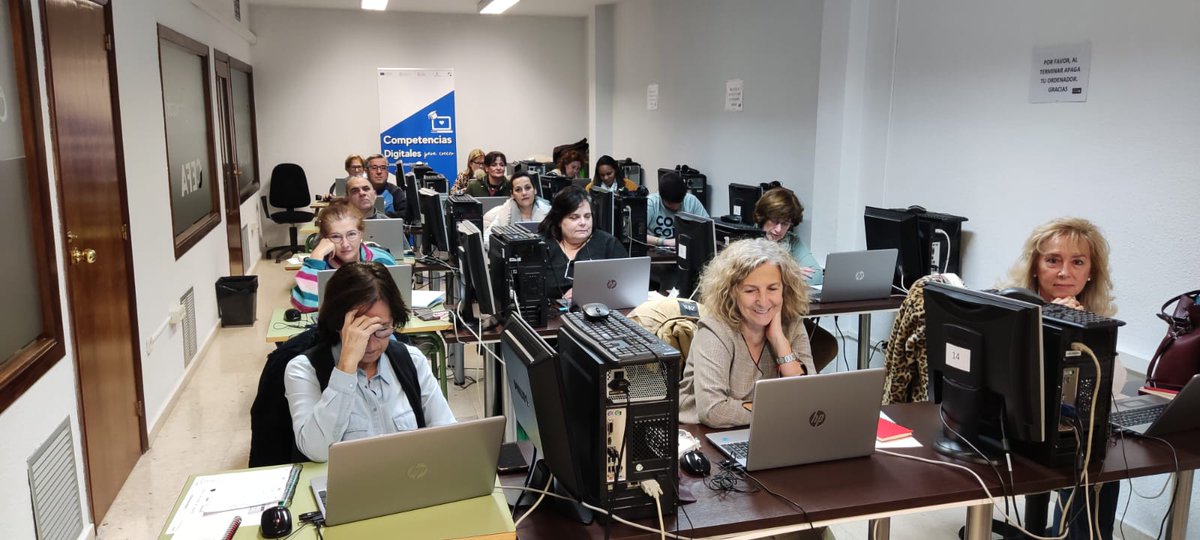 En #Albacete se nos enseña cómo usar la configuración de los dispositivos portátiles, tablets y móviles para poder ajustarlos. #CompetenciasDigitalesCLM
Financiado por la UE #NextGenerationEu
👉Con el apoyo y la financiación del <a href="/gobjccm/">Gobierno de Castilla-La Mancha</a> con <a href="/bienestarCLM/">Bienestar Social CLM</a>