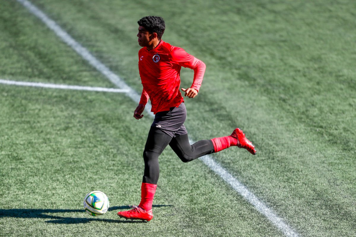#Sub20 | Ángel Amhed Azuaje García (2004) está formandose y jugando para Xolos de Tijuana Sub-18 que participa en el Torneo Clausura 2023.

El juvenil zurdo de padres venezolanos es defensa central y puede jugar la lateral por izquierda también.

1,88m - 80,00kg.

🇲🇽🇻🇪