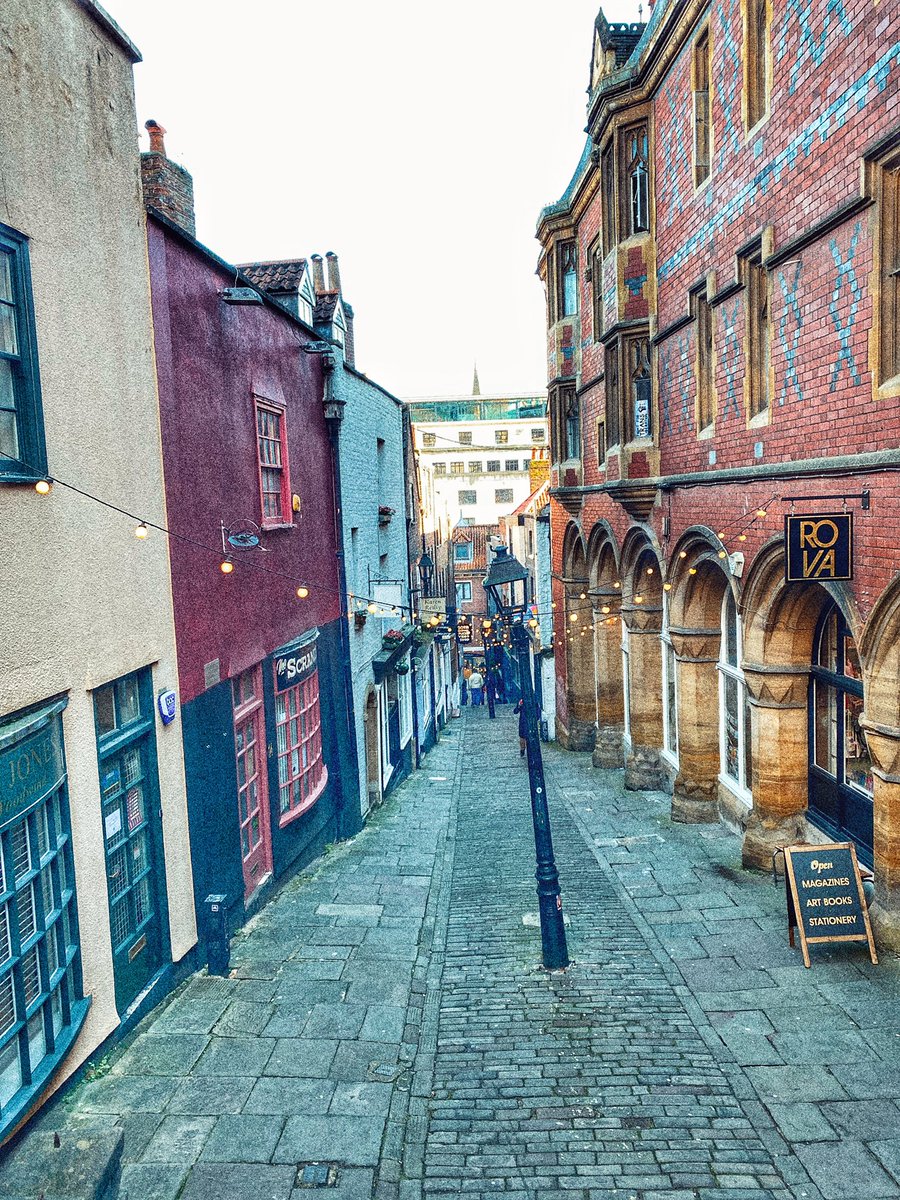 richmcurtis's tweet photo. Afternoon all, Tweeting from the GWR train home from Bristol-Took this snap of the Christmas Steps earlier 💚 #Christmassteps #bristol https://t.co/SY3THX9Tny