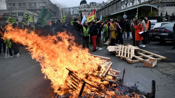 🇫🇷 HUELGA NACIONAL EN FRANCIA CONTRA LA REFORMA DE PENSIONES DE MACRON ‼️

Las protestas, coordinadas por los 8 sindicatos franceses más importantes, podrían paralizar gran parte del país.

DESPUÉS HABLAN DE CUBA QUE ES UNA ISLA BLOQUEADA‼️

CON LA VERDAD SOMOS + FUERTES ‼️💪🇨🇺