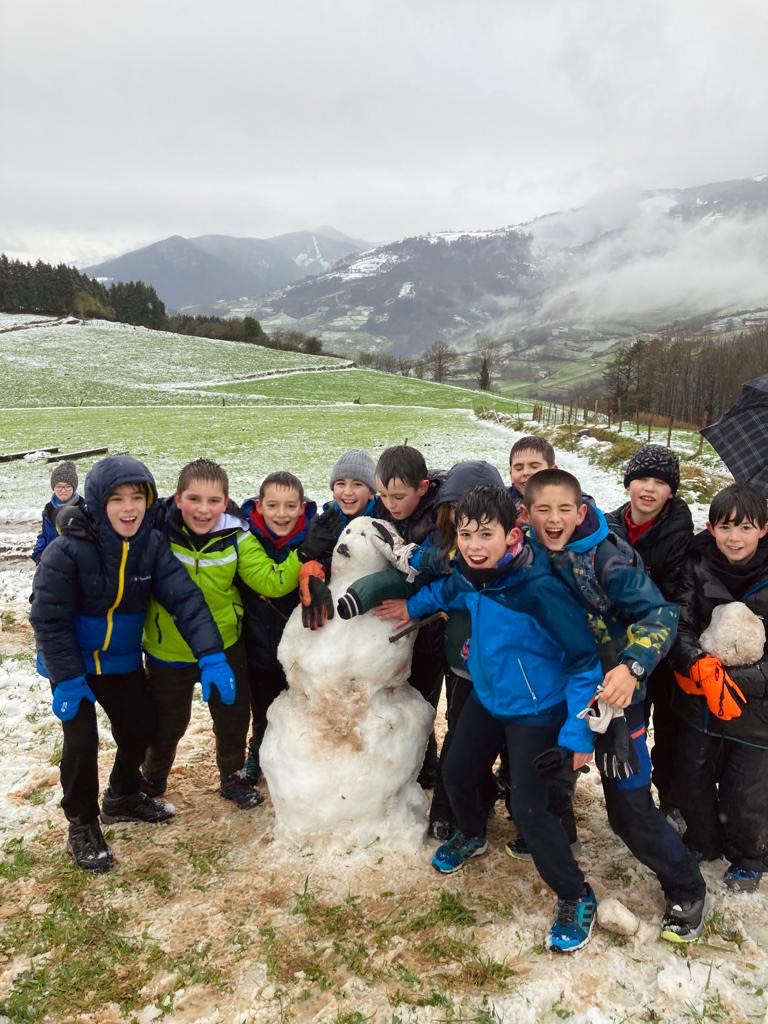 SamaniegoTolosa's tweet photo. 5.mailakoak Izaskunen izan gara urteko lehenengo elurtea aprobetxatuz. Blai eginda iritsi gara baina a ze goiz politta pasa duguna!! 😀 #LH5 https://t.co/DAVQdLsKqJ